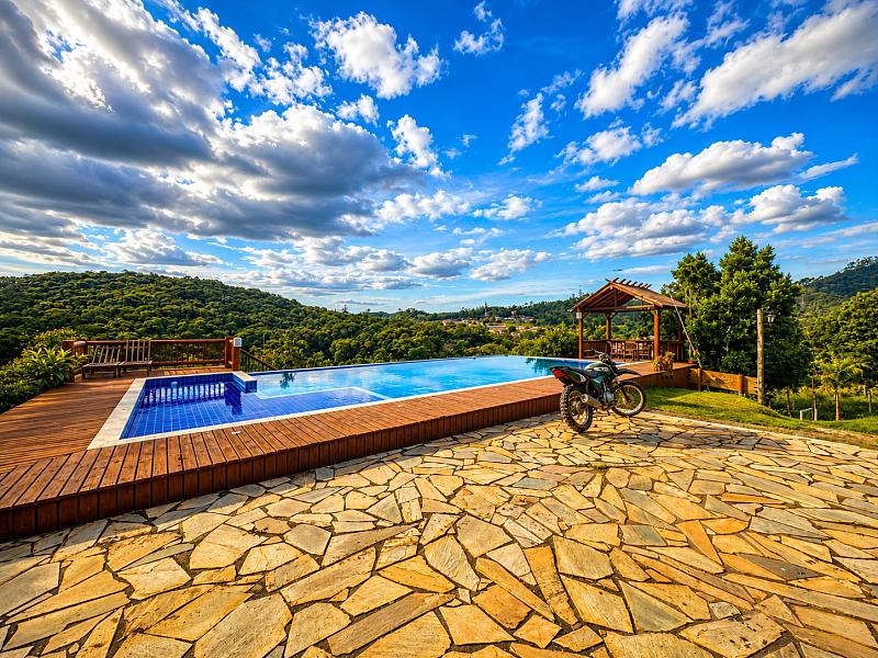 Piscina de borda infinita com vista panor�mica no s�tio em Sales�polis
