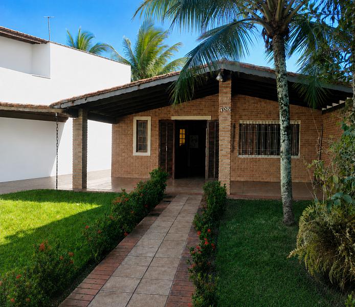 Fachada de casa t�rrea na Praia do Aruan em Caraguatatuba