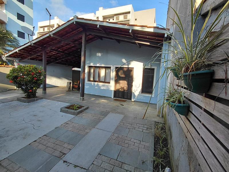 Fachada e entrada de casa � venda na Praia das Toninhas, Ubatuba