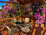 Quiosque cercado por jardim florido no s�tio em Sales�polis