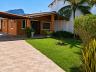 �rea externa da casa com varanda e jardim gramado