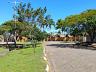 Rua tranquila e arborizada no Jardim Aruan em Caraguatatuba