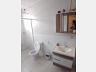 Banheiro revestido com box de vidro no im�vel