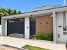 Frente completa da casa com jardim e port�es modernos