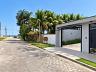 Fachada da casa e localiza��o pr�xima � Praia de Massagua�u