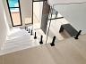 Sala com p�-direito alto e escada da casa