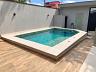 Piscina privativa com �gua azul e �rea externa da casa