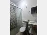 Banheiro social com box de vidro do apartamento em Maranduba