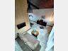 Sala de estar com sof� em casa na Praia das Toninhas