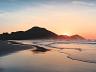 P�r do sol na praia de Ubatuba