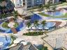 Piscina com deck molhado no Maranduba Beach Resort