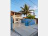 Frente da casa com muro azul e port�o em rua tranquila do Morro do Algod�o