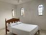 Quarto de casal com janelas em arco da casa no Morro do Algod�o