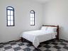 Quarto de casal com piso quadriculado da casa em Caraguatatuba