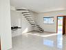 Sala integrada � cozinha com escada flutuante e piso porcelanato