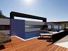 Deck com espregui�adeiras e piscina do Amalfi Studios em Ubatuba
