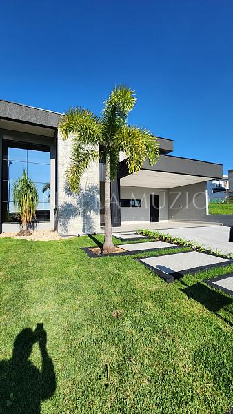 Casa de Alto Padr�o com 3 Su�tes e Piscina no Condom�nio Maria C�ndida 2