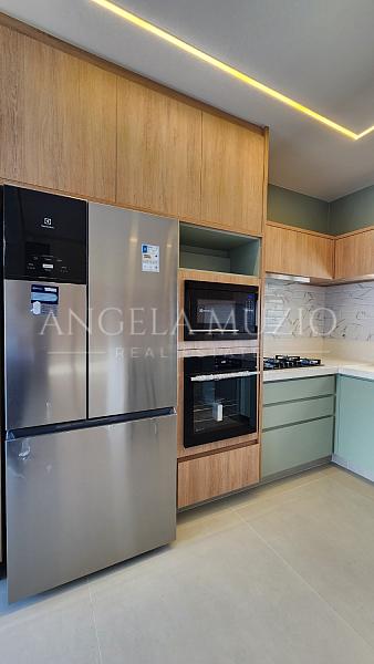 Casa de Alto Padr�o com 3 Su�tes e Piscina no Condom�nio Maria C�ndida 11