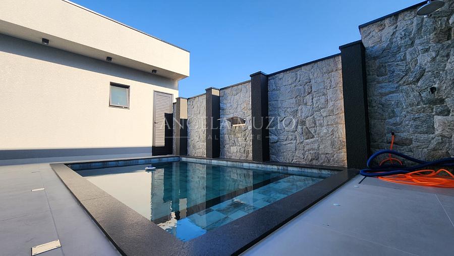 Casa de Alto Padr�o com 3 Su�tes e Piscina no Condom�nio Maria C�ndida 18