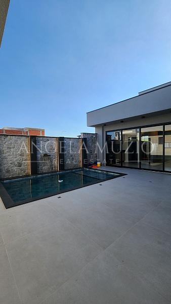 Casa de Alto Padr�o com 3 Su�tes e Piscina no Condom�nio Maria C�ndida 21