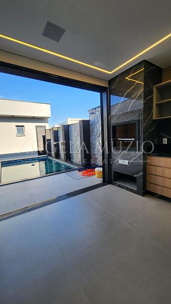 Casa de Alto Padr�o com 3 Su�tes e Piscina no Condom�nio Maria C�ndida 23