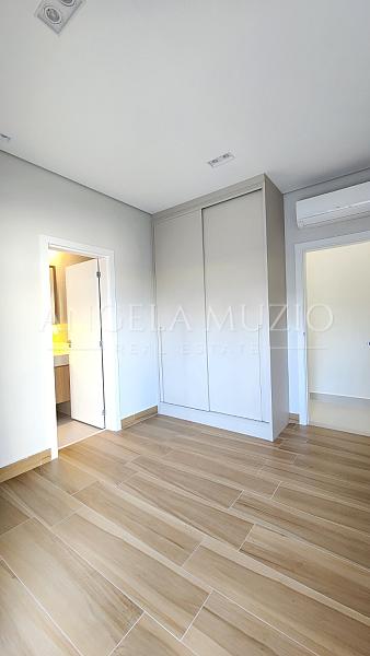 Casa de Alto Padr�o com 3 Su�tes e Piscina no Condom�nio Maria C�ndida 27