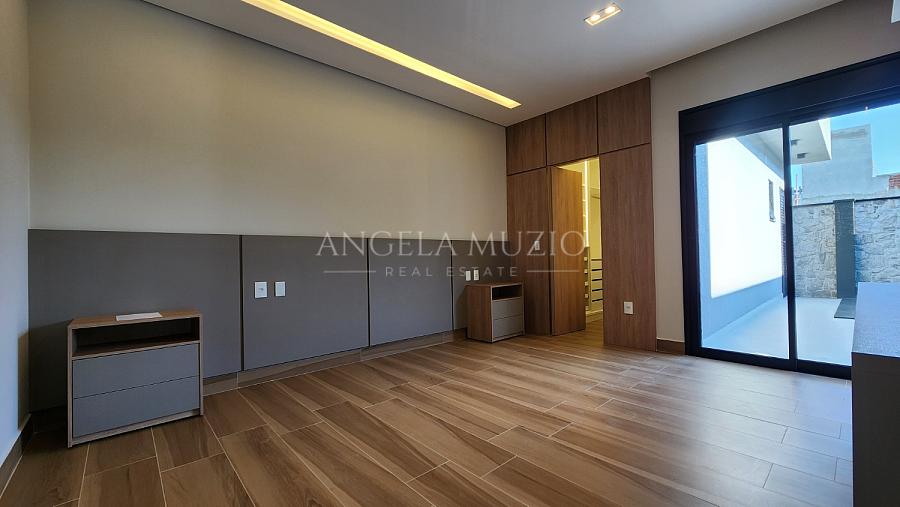 Casa de Alto Padr�o com 3 Su�tes e Piscina no Condom�nio Maria C�ndida 30