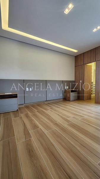 Casa de Alto Padr�o com 3 Su�tes e Piscina no Condom�nio Maria C�ndida 31