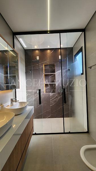 Casa de Alto Padr�o com 3 Su�tes e Piscina no Condom�nio Maria C�ndida 35
