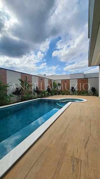 Casa de alto padr�o � venda no Condom�nio Dona Maria C�ndida | 4 su�tes e piscina 17