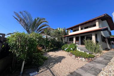 Com 4 quartos. Casa a venda frente mar em Balneário Piçarras sc