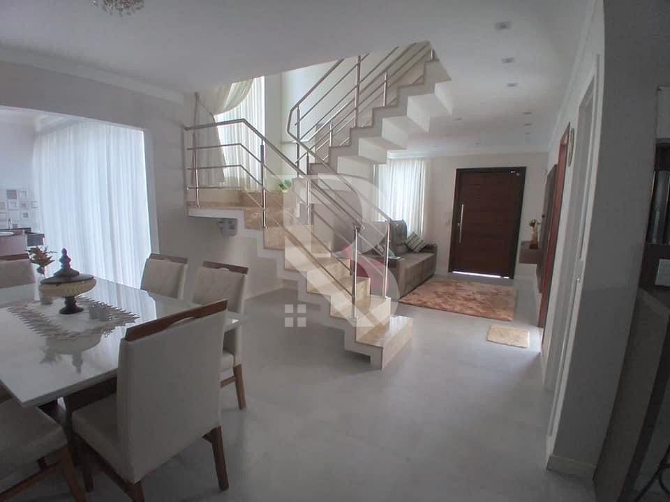 Com 3 quartos, pertinho do mar.