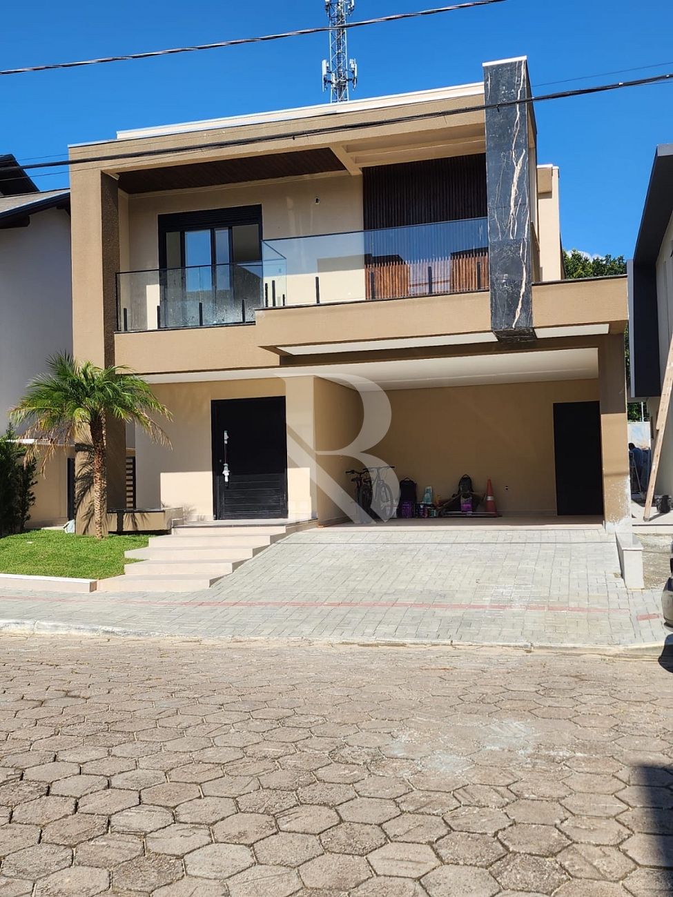 Com 4 quartos. Casa a venda Balneário Piçarras SC.