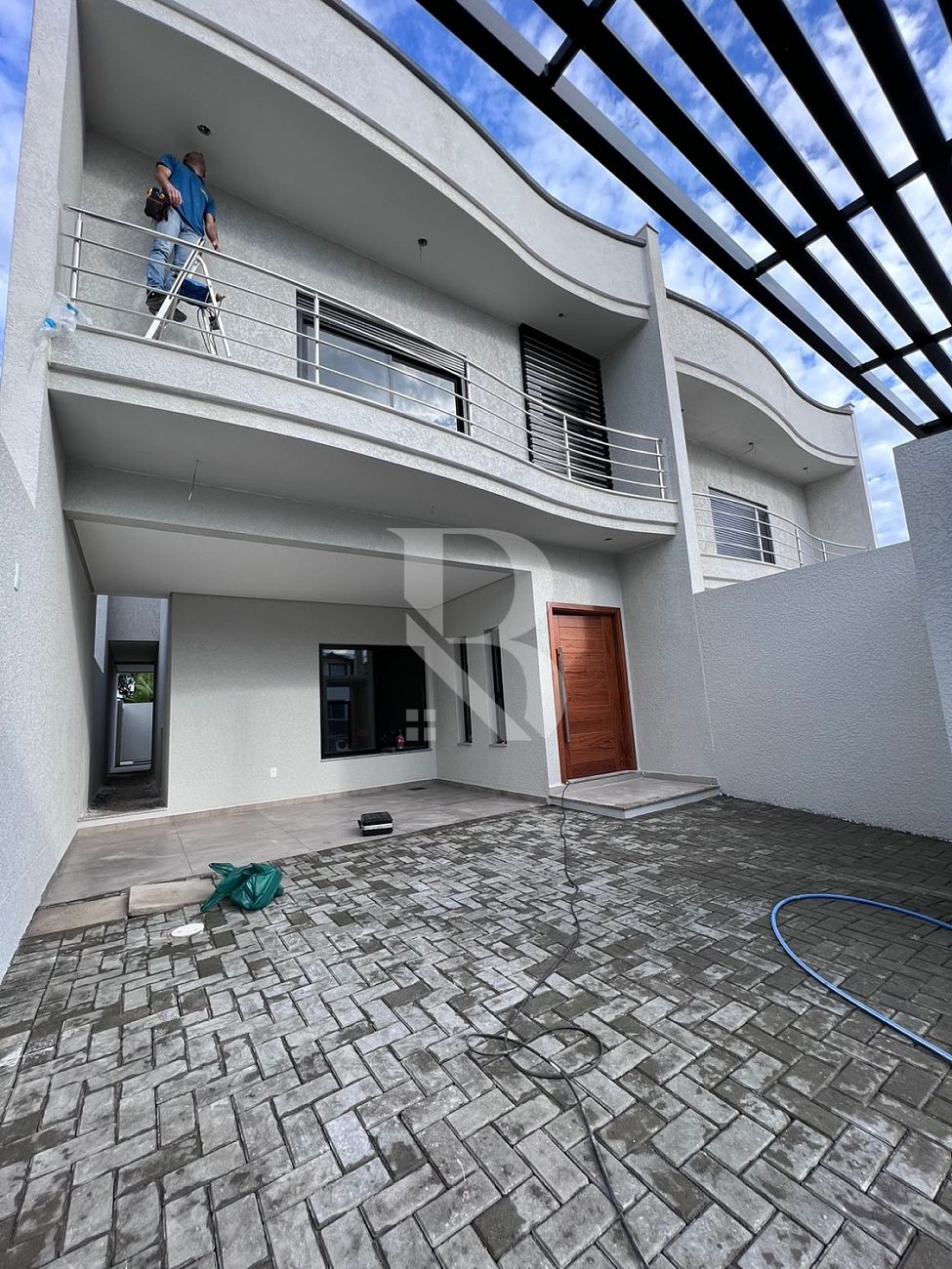 Com 3 Quartos, quintal e Piscina.