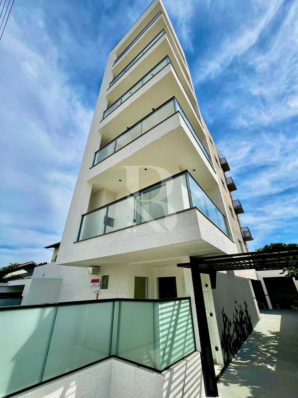 Com 3 quartos, 1 por andar. Apartamento a venda Balneário Piçarras SC