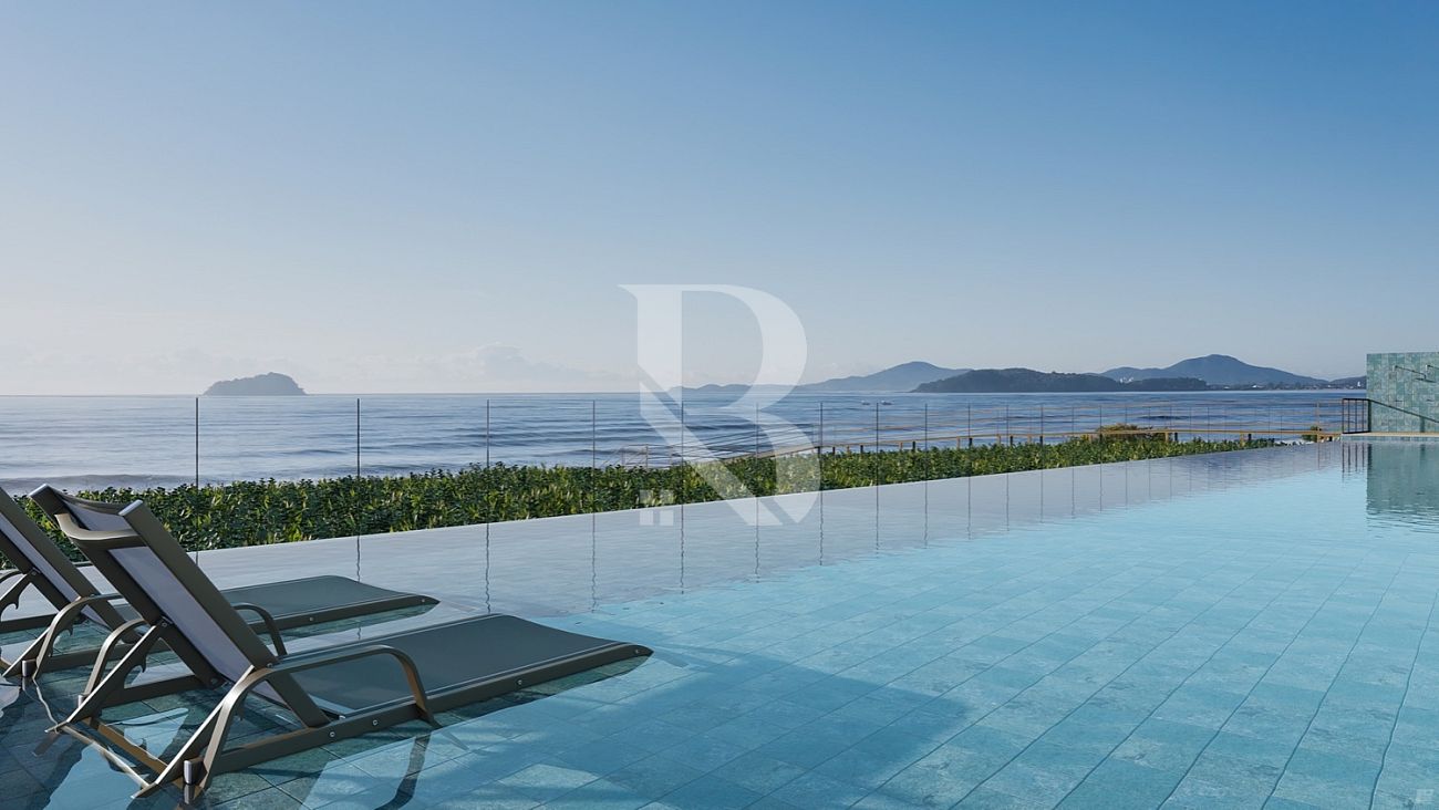 Com 3 quartos, pé na areia. Apartamento a venda Balneário Piçarras SC.