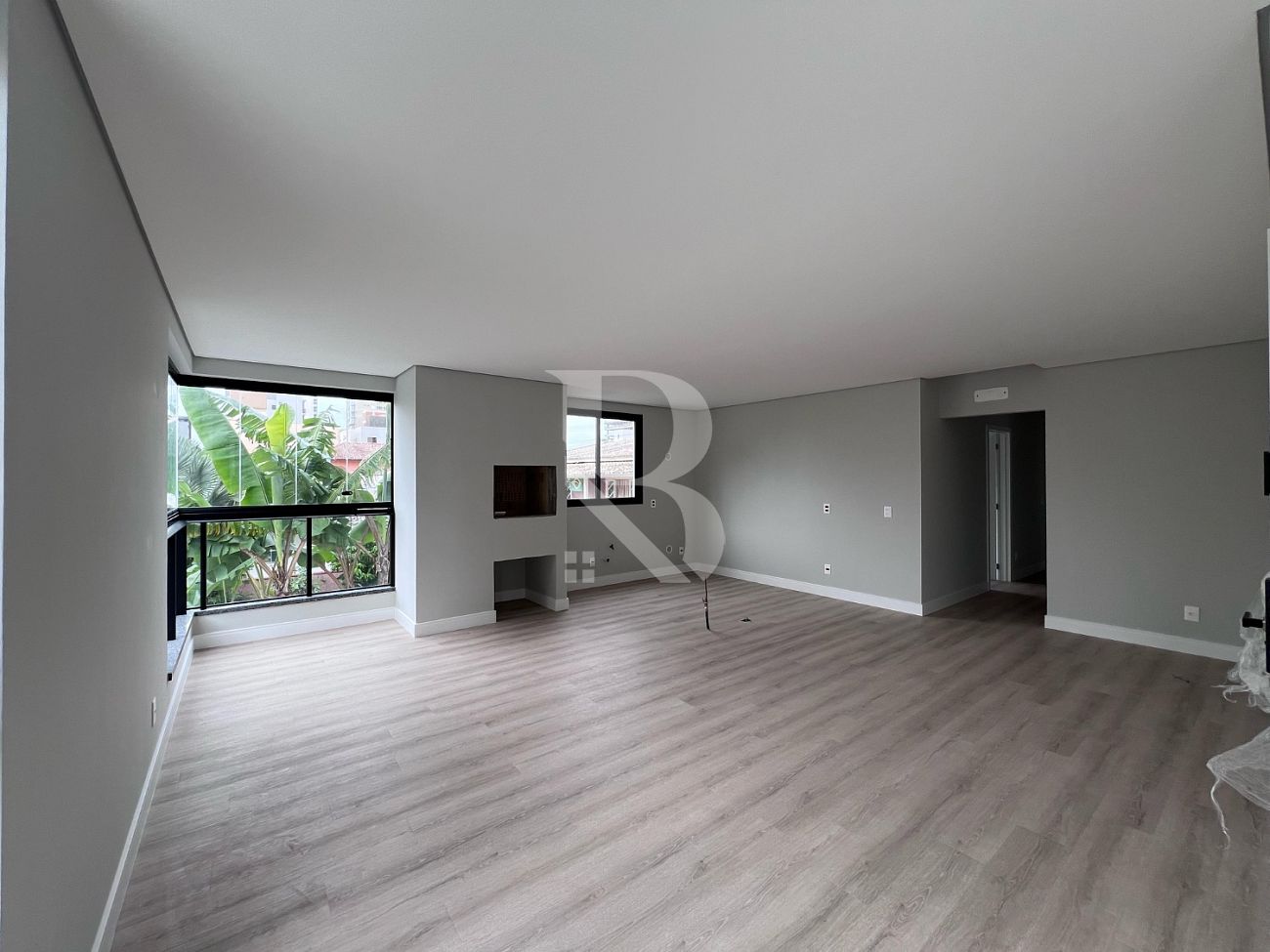 3 Quartos, 2 vagas e próximo do mar.