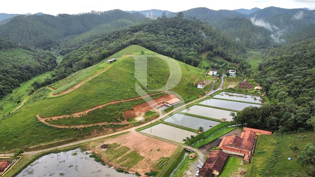 Com casas, lagos, área de festas.