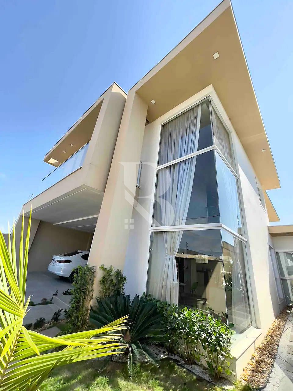 Com 4 quartos e piscina privativa