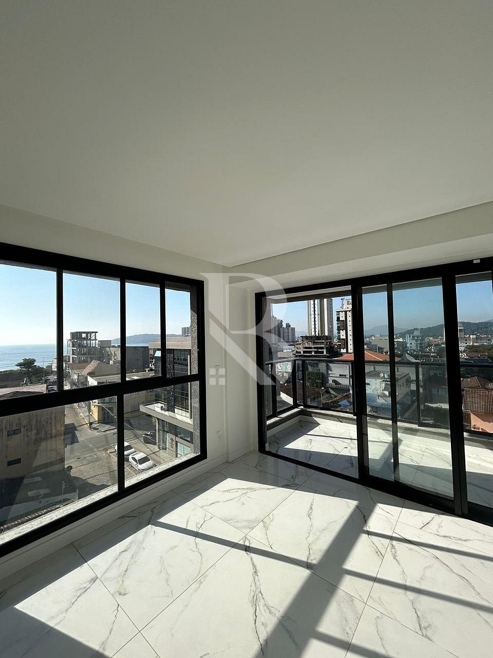 Com 3 suítes, vista mar apenas 250 metros do mar