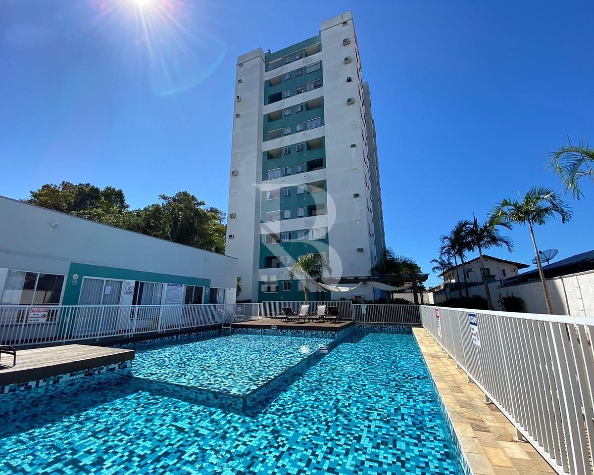 Com 2 quartos, lazer completo, próximo do mar