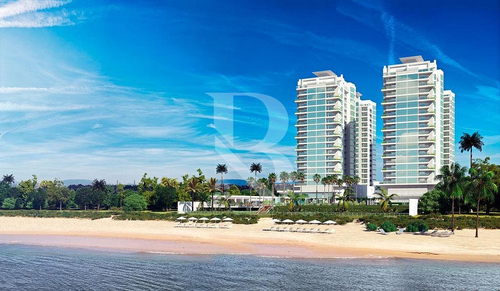 Com 4 suítes. Apartamento frente mar a venda em Piçarras - SC