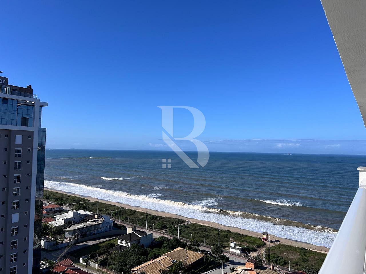 Com 3 quartos. Ocean View - Apartamento frente mar a venda em Balneário Piçarras.