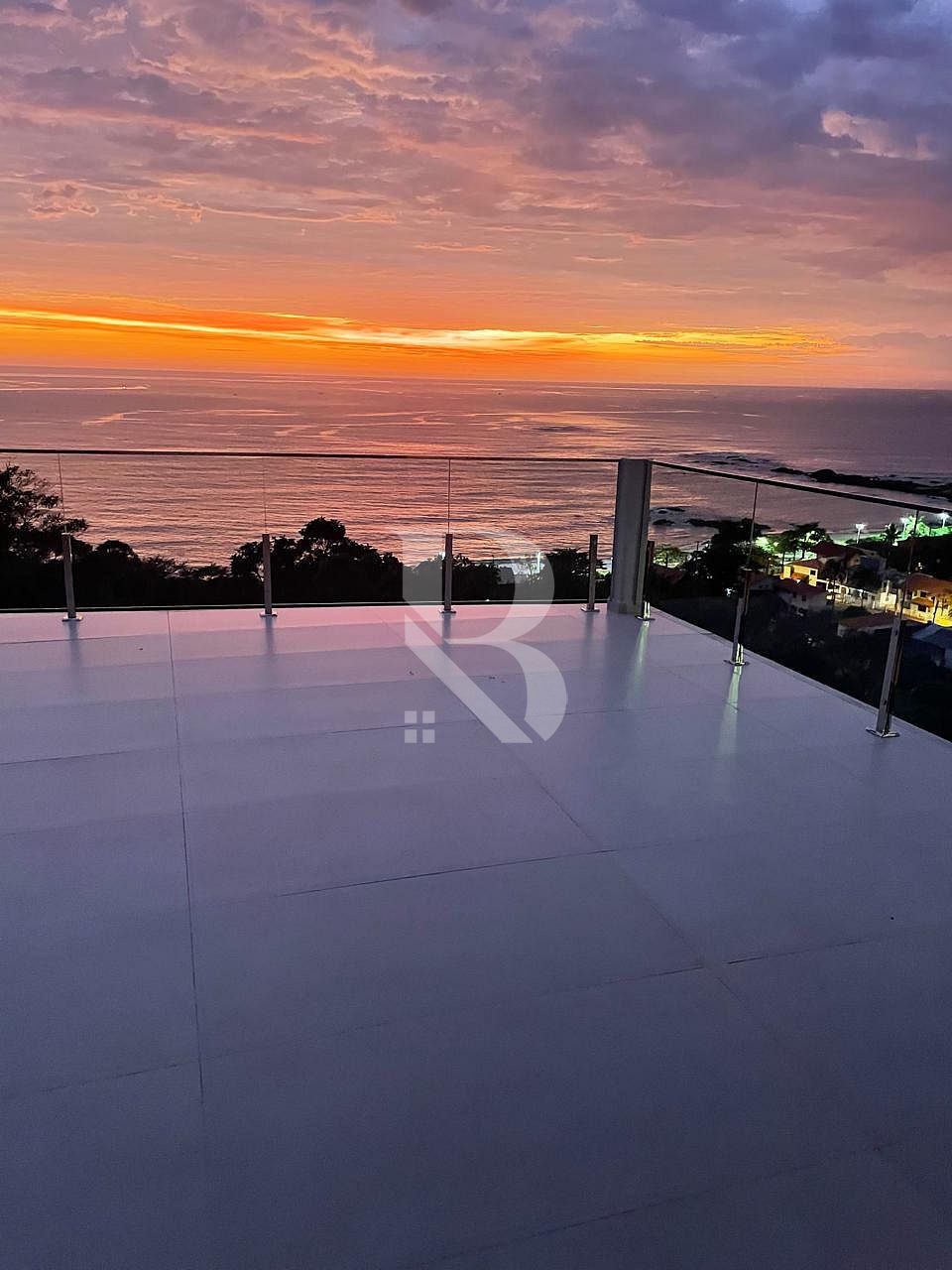 Com 5 quartos, próximo do mar