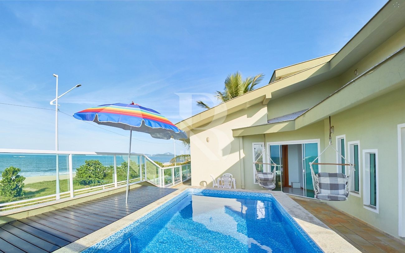 Com 4 quartos. Casa a venda frente mar em Balneário Piçarras.