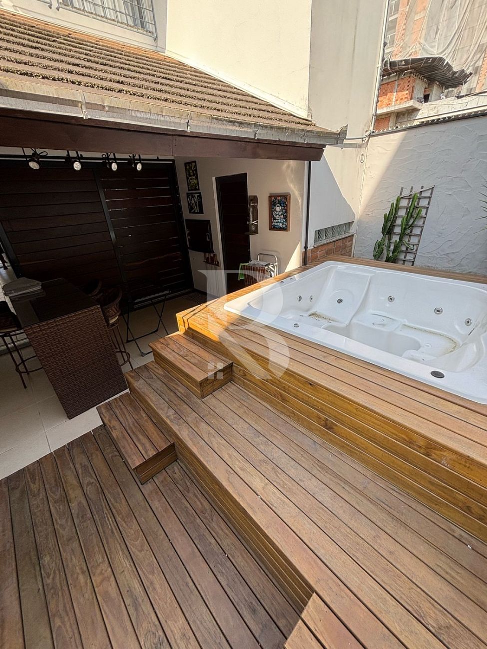 Com 3 suítes, casa a venda em Balneário Piçarras - SC