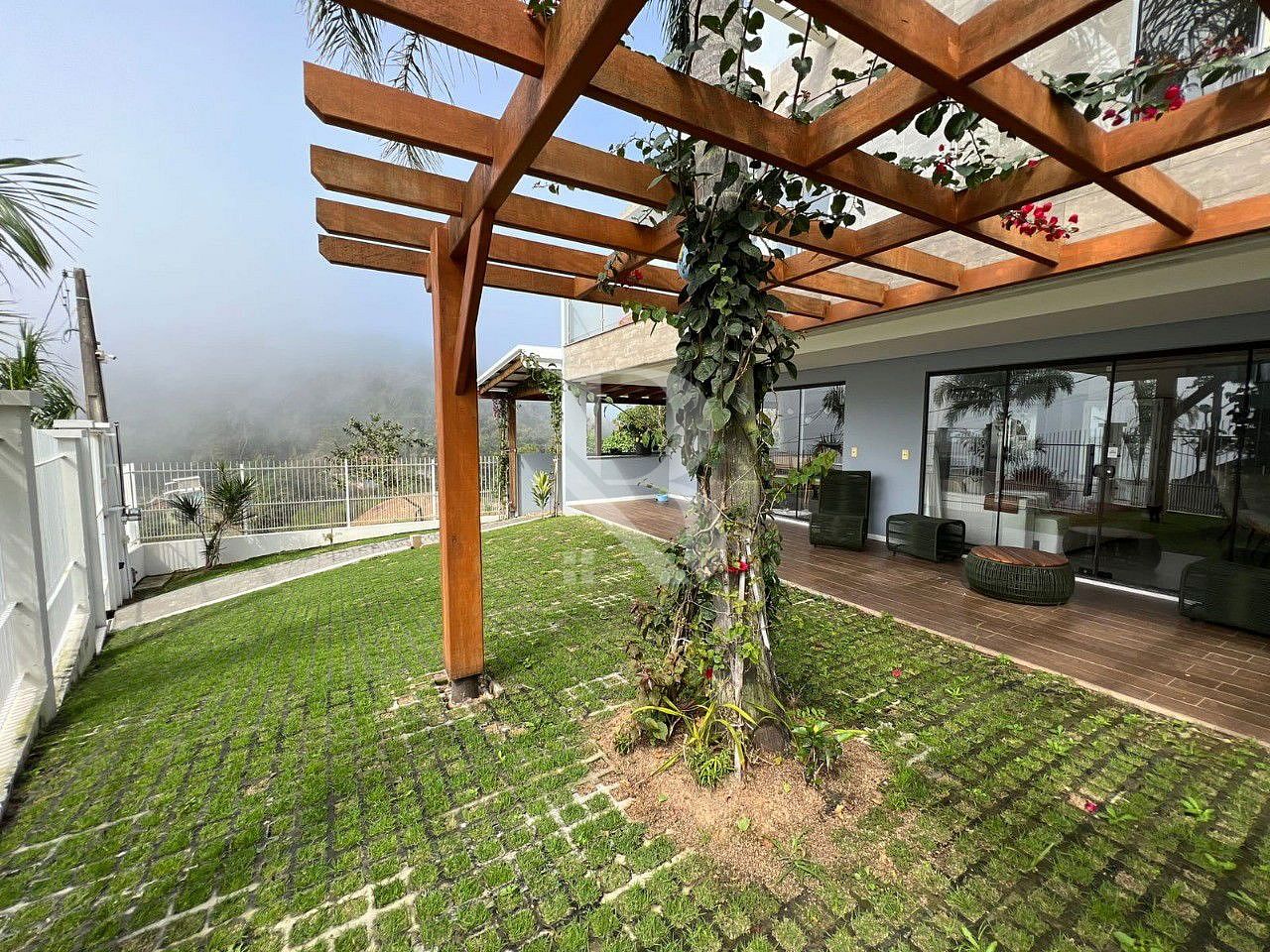 Com 3 suítes, vista mar, casa a venda em Penha - SC