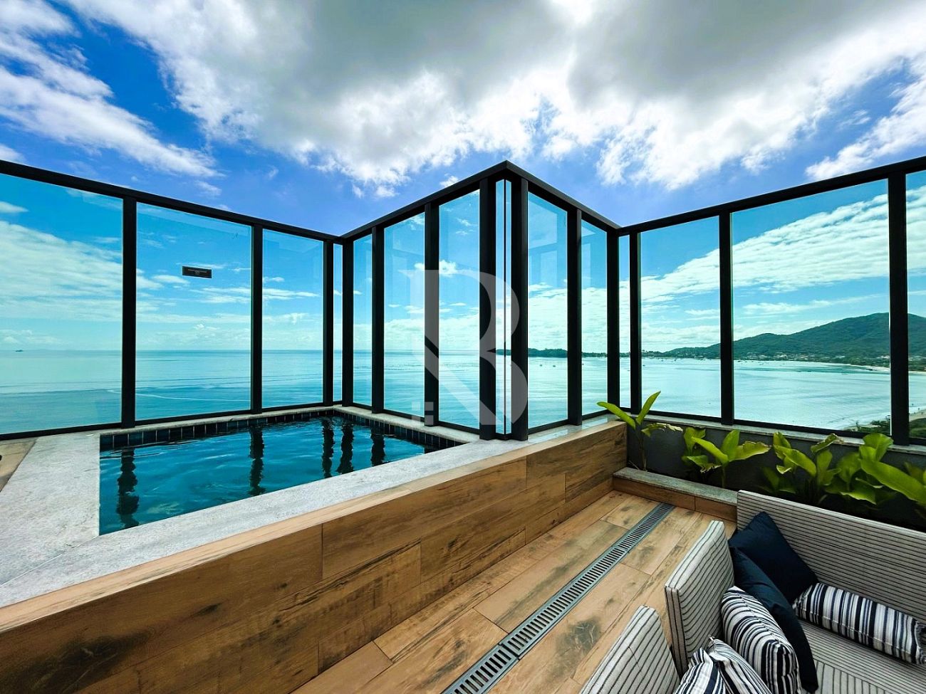 Com 3 quartos. Apartamento a venda em Penha - SC