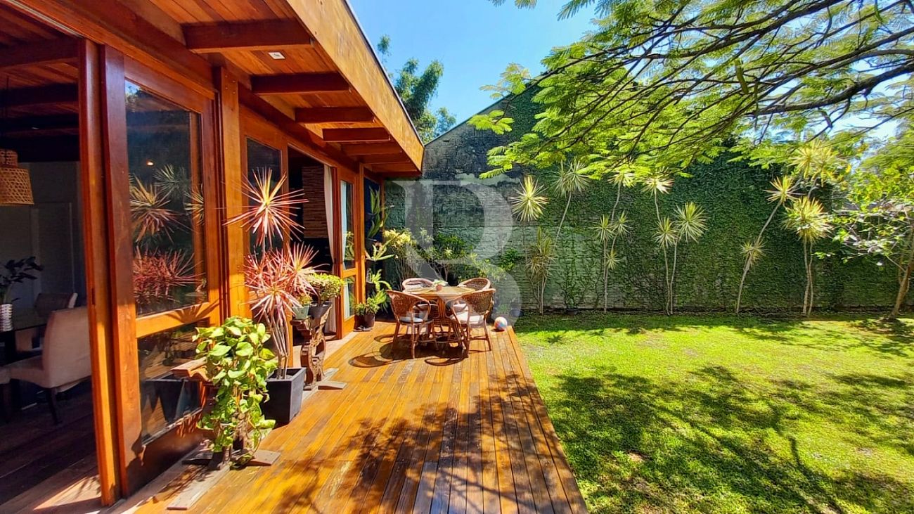 Com 4 quartos. Casa a venda Penha SC