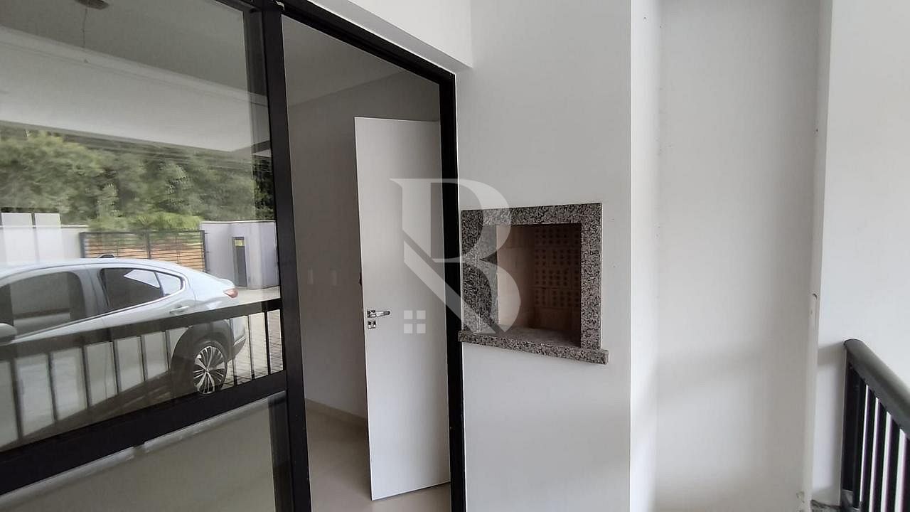 Com 2 quartos. Opartamento Balneário Piçarras a venda.